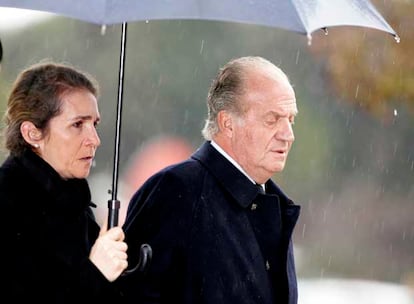 El Rey Juan Carlos y la Infanta Elena llegan al Tanatorio de la Paz, donde a primera hora de la tarde se ofició un responso en memoria de Erika Ortiz Rocasolano.