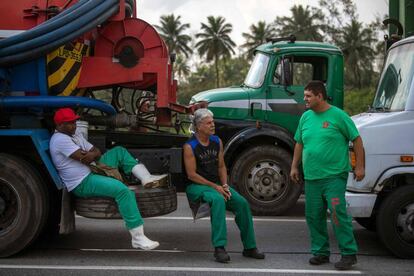 Caminhõeiros na rodovia Washington Luiz road (BR-040), no Rio, em maio de 2018