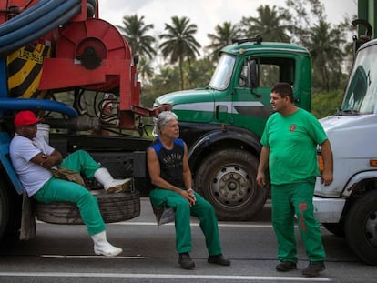 Caminhõeiros na rodovia Washington Luiz road (BR-040), no Rio, em maio de 2018