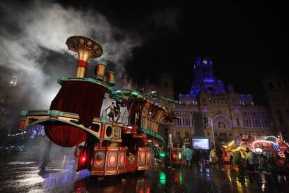 Una de las carrozas de la cabalgata de los Reyes Magos en 2019, a su llegada al Palacio de Cibeles en Madrid.