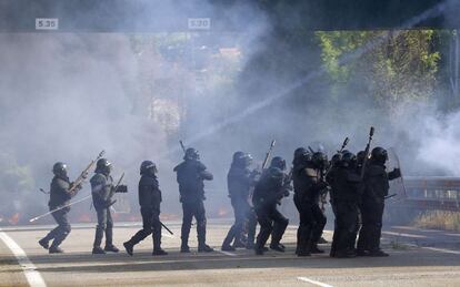 Mineros lanzan cohetes contra policías durante la protesta en Vega del Rey.