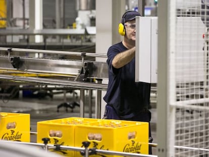 Un trabajador en la fábrica de Cacaolat de Santa Coloma.