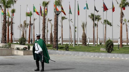 Un soldado mauritano durante la cumbre de la Unión Africana en Nuakchot este lunes.