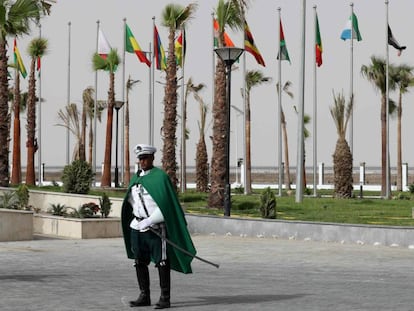 Un soldado mauritano durante la cumbre de la Unión Africana en Nuakchot este lunes.