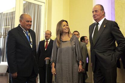 El rey Juan Carlos, ayer en Mar del Plata con la ministra de Exteriores, Trinidad Jimnez, y el secretario iberoamericano, Enrique Iglesias.