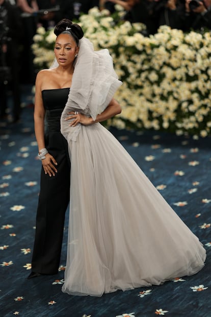 Afro-Karayipli sunucu La La Anthony, 2021 yılında hayatını kaybeden arkadaşı tasarımcı Virgil Abloh'a bir Off White Sonbahar/Kış 2020 tasarımıyla saygı duruşunda bulunmak istedi: orijinal iki tonlu bir takım elbise: vücudun bir yarısında askısız ve siyah pantolon, diğer yarısında beyaz organze ve tül.