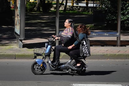 Dos mujeres se trasladan a bordo de vehículo de motor electrónico, en octubre pasado en Ciudad de México.