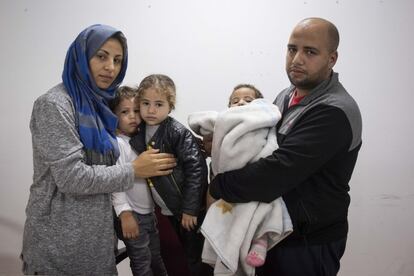 Las familias migrantes que viven en el Centro de Estancia Temporal de Inmigrantes (CETI) se sienten atrapadas. En la foto, Zaid Elhachemi y su mujer Fátima, embarazada de cinco meses, junto a sus hijos. “No aguantamos más. No se puede vivir aquí. No se puede descansar, no hay higiene para los pequeños”. Houari y los suyos, así como otras 15 familias con niños en Ceuta y un centenar en Melilla, no pueden salir de las ciudades autónomas por encontrarse en situación irregular.