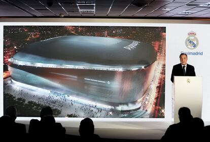 El presidente del Real Madrid Florentino Pérez, pronuncia unas palabras durante la presentación del proyecto elegido para la remodelación del estadio Santiago Bernabéu.