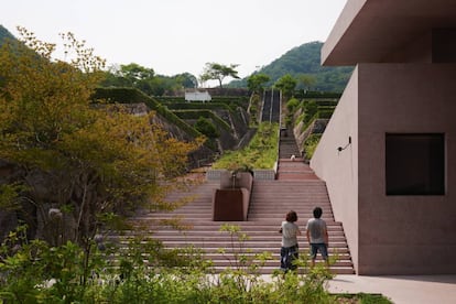 Una gran escalera divide el cementerio en dos y salva las diferentes terrazas.