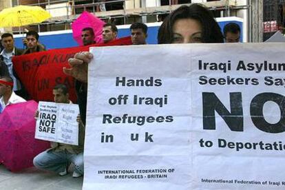 Un grupo de manifestantes protesta en Londres contra la denegación del asilo político a varios iraquíes.