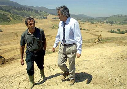 Severiano Ballesteros y Juan Cruz Nieves, diputado de Urbanismo de Vizcaya, recorrieron ayer los terrenos del futuro campo de golf de La Arboleda.