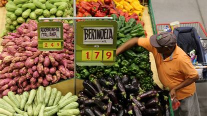 Consumidor escolhe legumes em um supermercado de São Paulo.