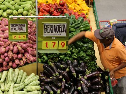 Consumidor escolhe legumes em um supermercado de São Paulo.