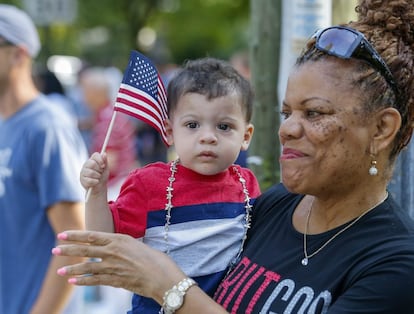 Varias personas participan en un desfile celebrado con motivo del Día de la Independencia en Avondale Estates, Georgia. Estados Unidos celebra su 240 aniversario de la Declaración de Independencia del imperio británico.