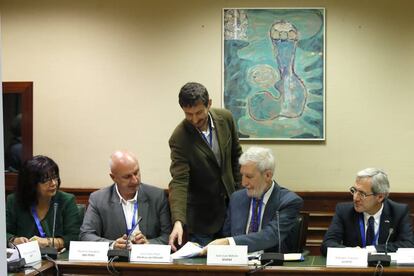 Representantes de varias organizaciones sociales durante la firma del pacto por la sanidad pública.