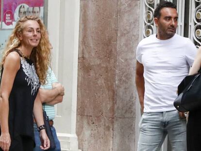 Rocio Carrasco y su marido, Fidel Albiac, en Granada el 20 de septiembre.