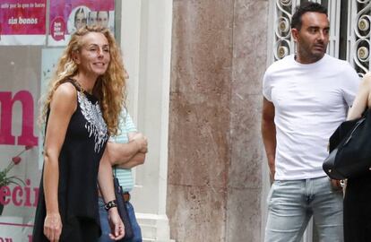 Rocio Carrasco y su marido, Fidel Albiac, en Granada el 20 de septiembre.