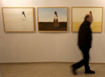 Un visitante en la exposición <i>Entre líneas</i> de la Galería Gades de Chiclana.