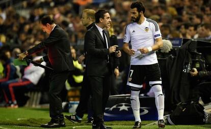 Neville habla con Negredo en el partido contra el Lyon.