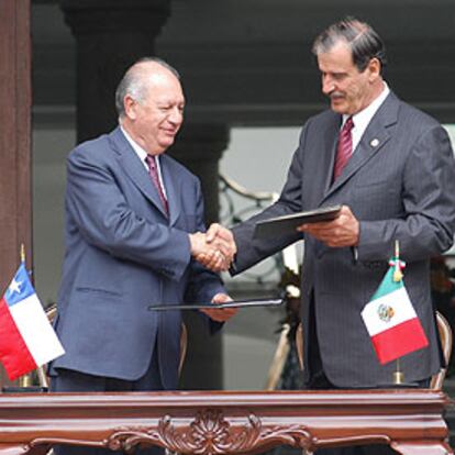 Los presidentes de México, Vicente Fox (derecha), y Chile, Ricardo Lagos, el miércoles en la capital mexicana.