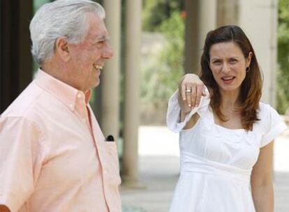 Mario Vargas Llosa y Aitana Sánchez-Gijón, ayer en Sevilla.