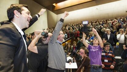 El l&iacute;der de Syriza, primero por la izquierda, durante el mitin en Santiago.