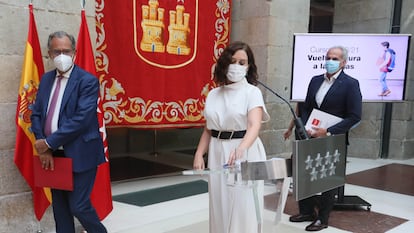 Desde la izquierda, Enrique Ossorio, consejero de Educación; Isabel Díaz Ayuso, presidenta de la Comunidad de Madrid, y Enrique Ruiz Escudero, consejero de Sanidad, este martes.
