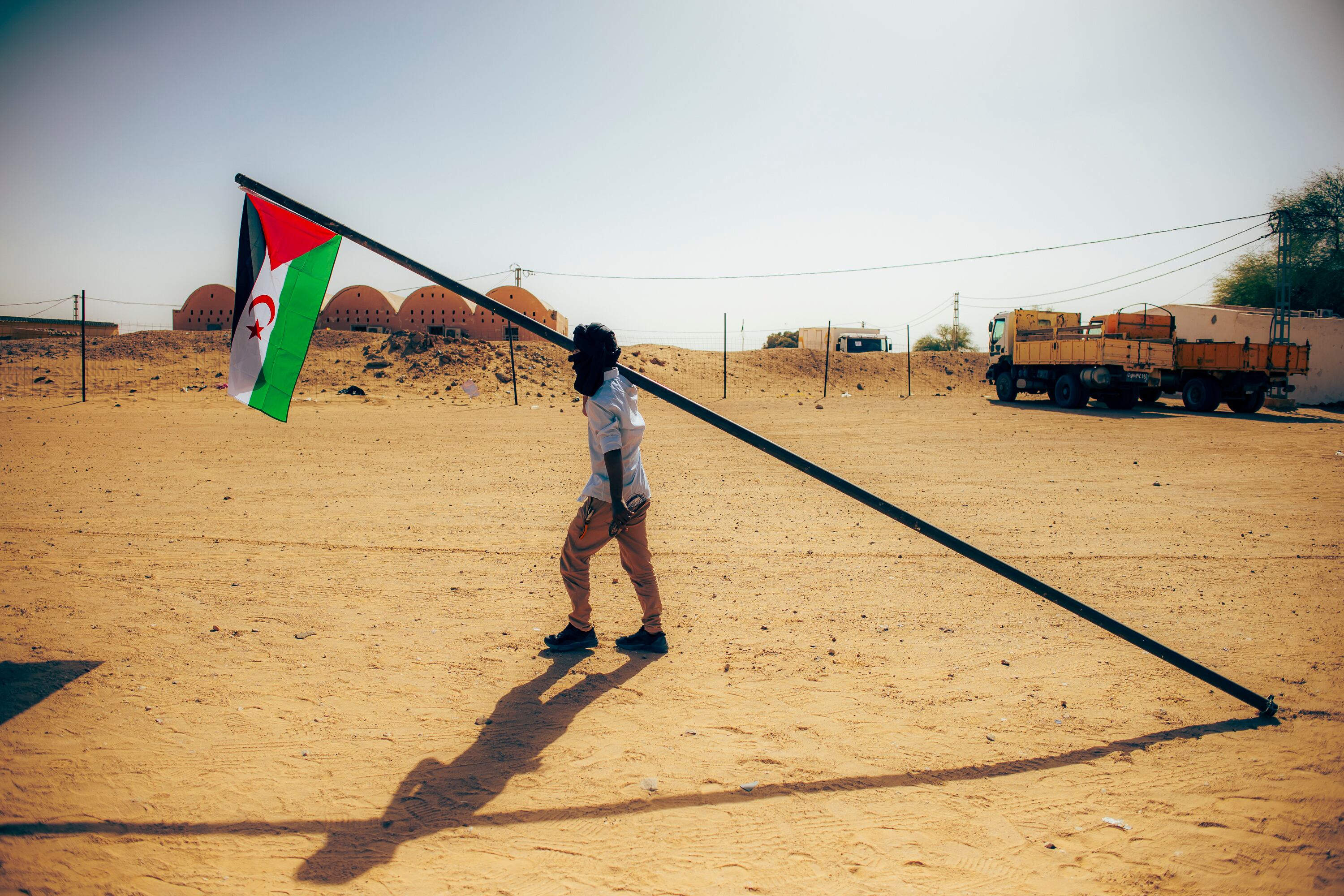 Um jovem carrega uma bandeira da autoproclamada República Democrática Saharaui no campo de refugiados de Auserd, em Tindouf (Argélia).