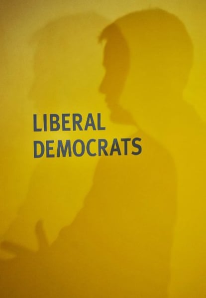 La sombra del líder liberal-demócrata, Nick Clegg, sobre un panel promocional durante un acto en Londres.