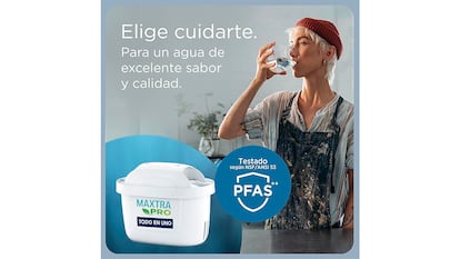 Jarro de água Bitra sobre fundo branco.