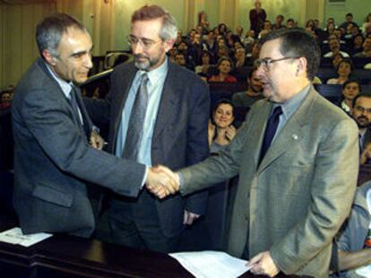 Josep Lluís Barona felicita a Francisco Tomás, ante el rector saliente, Pedro Ruiz, tras conocer el resultado.