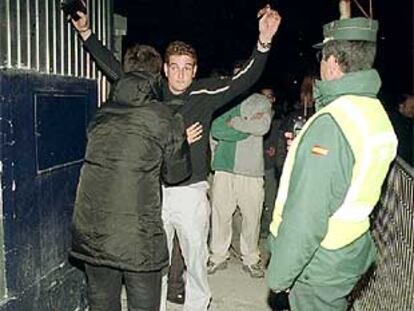 La Guardia Civil cachea a un joven