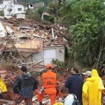 Los equipos de rescate hacen labores de rescate en los restos dejados por las lluvias torrenciales