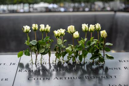 Las flores se alzan en nombres de las víctimas de los ataques al World Trade Center en el Monumento Nacional del 11 de Septiembre para conmemorar el 21 aniversario.