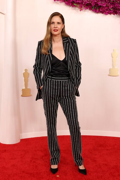 La francesa Justine Triet se llevó a casa el Oscar a mejor guion original por 'Anatomía de una caída'. Para la ocasión apostó por un elegante traje negro con rayas plateadas de Louis Vuitton.