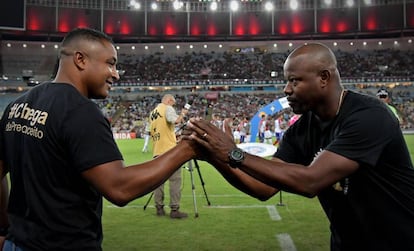 Roger Machado e Marcão se cumprimentam no Maracanã.