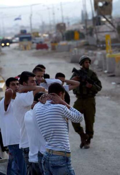 Un soldado israelí, junto a jóvenes palestinos detenidos cerca de Nablus.