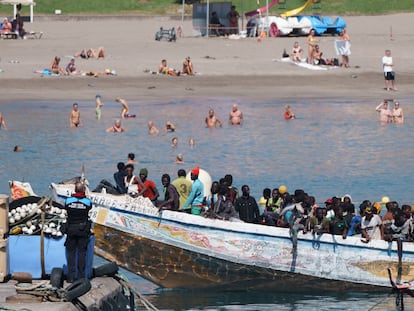 La llegada masiva de cayucos a Canarias, en imágenes