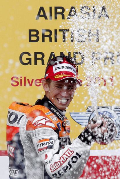 Casey Stoner celebra su victoria en el Gran Premio de Gran Bretaña.