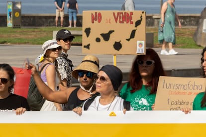 Manifestación contra el modelo de turismo que impera en las islas y que afecta a la vivienda, el territorio y la población. En la imagen, Maspalomas (Gran Canaria). 
