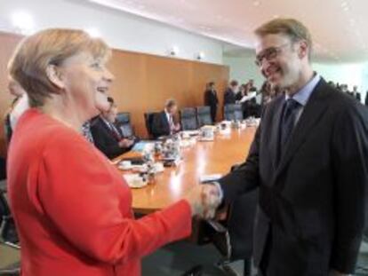  La canciller alemana, Angela Merkel junto al presidente del Banco Central alem&aacute;n, Jens Weidmann