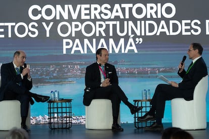 Los ministros de Economía y Finanzas de Panamá, Felipe Chapman, y de Exteriores, Javier Martínez-Acha, conversan con el director de EL PAÍS América, Jan Martínez-Ahrens, en el panel Retos y oportunidades de Panamá durante el Foro Económico Internacional América Latina y el Caribe 2025.