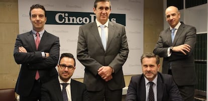 De izda a dcha y de pie, Roberto Rodríguez, director de Continuidad de Negocio del Grupo Santander; Guillermo Llorente, subdirector de Seguridad y Medio Ambiente de Mapfre; Fernando Picatoste, socio en el área de Risk Advisory Services de Deloitte. Sentados, José Javier Podeda, gerente de Recovey & Resolution Planning de Grupo Santander; y Joaquín Castellón, director operativo de Seguridad Nacional.