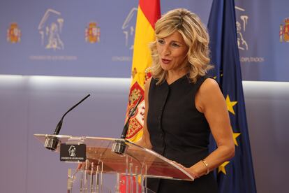 Yolanda Díaz ofrece una rueda de prensa tras reunirse con Felipe VI, este lunes en el Congreso de los Diputados.