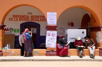 Una casilla electoral en la población zapoteca de San Bartolomé Quianala, Oaxaca, durante la jornada electoral en la que se elegirá a un nuevo gobernador en noviembre de 2022.
