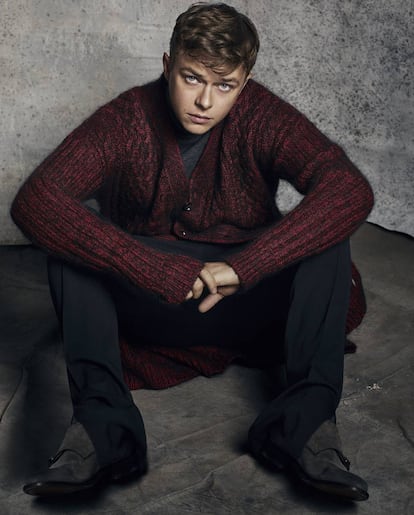 Dane DeHaan lleva cárdigan y pantalón Versace con zapatos O’Keeffe. Maquillaje y peluquería: Kumi Craig (Starworks). Asistentes de fotografía: Nathan Martin y Amanda Yanez. Técnico digital: Fabrizio Amoroso. Asistente de estilismo: Monica Hoell. Atrezo: Dan Warden (Acme Studio). Dane DeHaan está representado por Relevant PR.