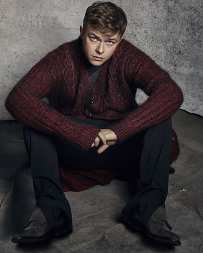 Dane DeHaan lleva c&aacute;rdigan y pantal&oacute;n Versace con zapatos O&rsquo;Keeffe. Maquillaje y peluquer&iacute;a:  Kumi Craig (Starworks). Asistentes de fotograf&iacute;a: Nathan Martin y Amanda Yanez. T&eacute;cnico digital:   Fabrizio Amoroso. Asistente de estilismo: Monica Hoell. Atrezo: Dan Warden (Acme Studio). Dane DeHaan est&aacute; representado por Relevant PR. 