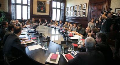 Carme Forcadell, presidenta del Parlament, con la Junta de Portavoces.