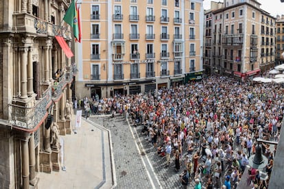 Tomatito (izquierda), durante su actuación desde el balcón del Ayuntamiento de Pamplona, en el festival Flamenco on Fire. Imagen concedida por el propio certamen